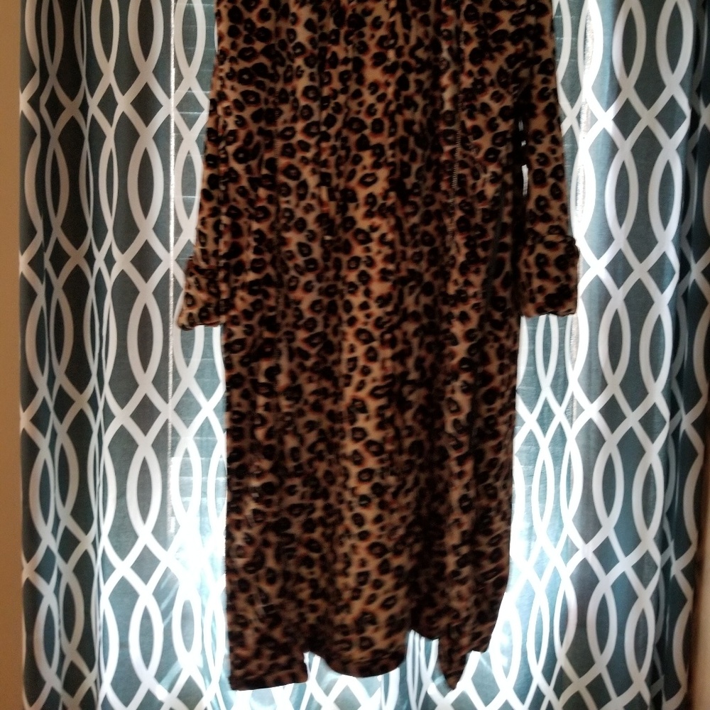 Robe - Picture 2 of 3